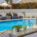 Fig Tree Bay Residences 3-jacuzzi-hotub -pool Protaras