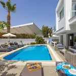 Fig Tree Bay Residences 3-jacuzzi-hotub -pool Protaras