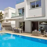 Fig Tree Bay Residences 3-jacuzzi-hotub -pool Protaras