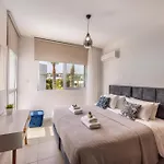Vila Fig Tree Bay Residences 3-jacuzzi-hotub -pool Protaras