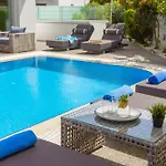 Vila Fig Tree Bay Residences 3-jacuzzi-hotub -pool Protaras