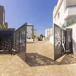 Fig Tree Bay Residences 3-jacuzzi-hotub -pool Protaras