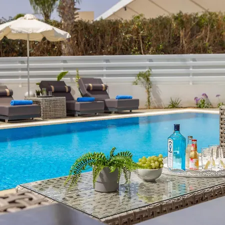 Fig Tree Bay Residences 3-jacuzzi-hotub -pool פרוטאראס