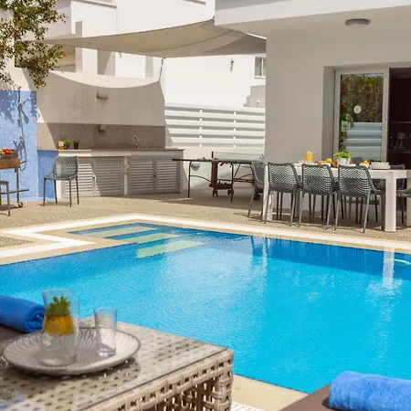 Fig Tree Bay Residences 3-jacuzzi-hotub -pool Protaras