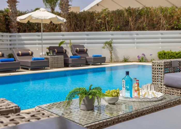 Fig Tree Bay Residences 3-jacuzzi-hotub -pool Protaras