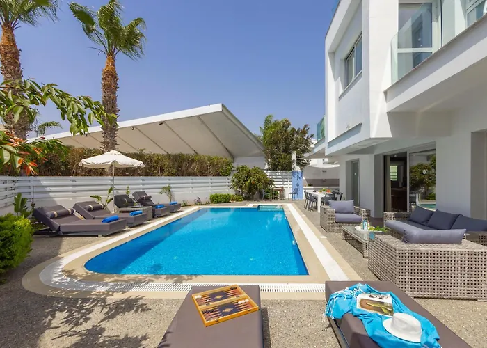 Fig Tree Bay Residences 3-jacuzzi-hotub -pool Protaras