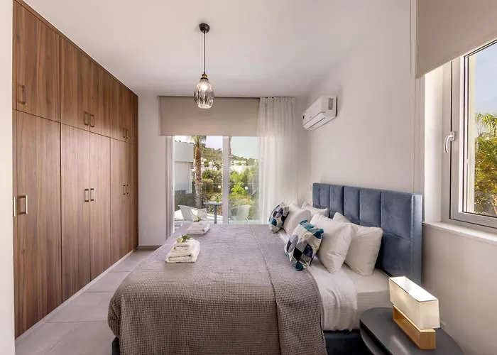 Fig Tree Bay Residences 3-jacuzzi-hotub -pool Protaras