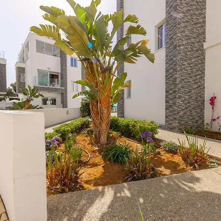 Fig Tree Bay Residences 3-jacuzzi-hotub -pool Protaras