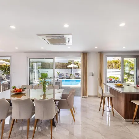 Fig Tree Bay Residences 3-jacuzzi-hotub -pool Protaras