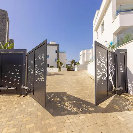 Fig Tree Bay Residences 3-jacuzzi-hotub -pool Protaras