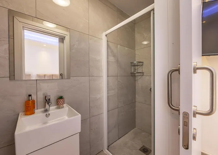 Fig Tree Bay Residences 3-jacuzzi-hotub -pool