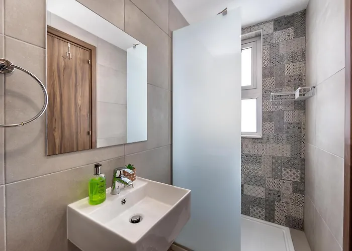 Fig Tree Bay Residences 3-jacuzzi-hotub -pool Protaras