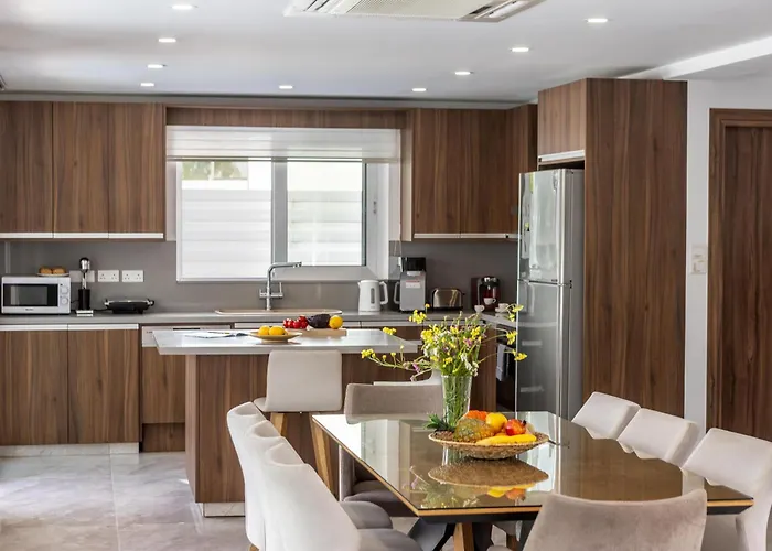 Fig Tree Bay Residences 3-jacuzzi-hotub -pool Protaras