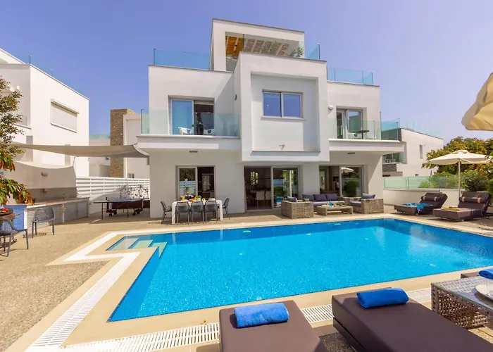 Fig Tree Bay Residences 3-jacuzzi-hotub -pool Protaras