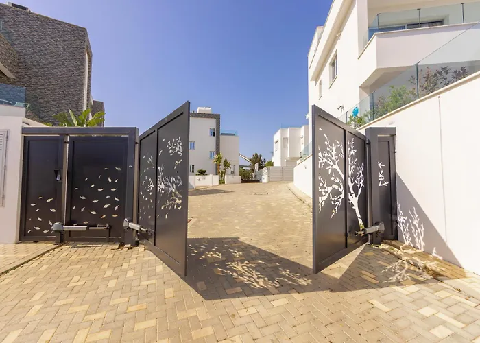 Fig Tree Bay Residences 3-jacuzzi-hotub -pool Protaras